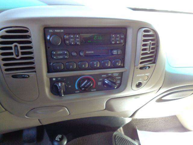 2000 Ford F-150 2dr XLT 4WD Standard Cab LB